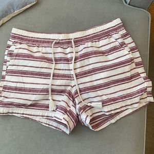 Linen shorts with pockets and a tie